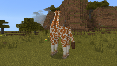 Жираф около горы
