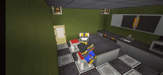 Игрок стоит на кухне в Майнкрафт