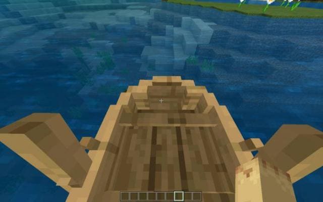 Игрок плывет в улучшенной лодке от первого лица