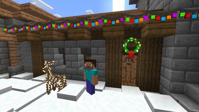 Игрок украшает дом новогодними предметами