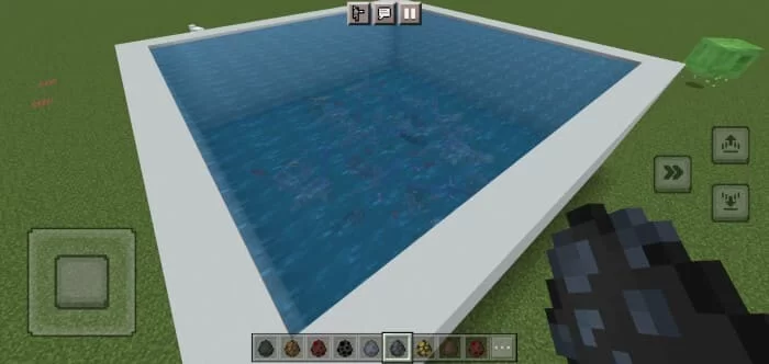 Рыбы плавают в бассейне 3