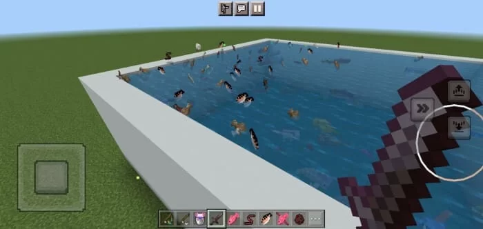 Рыбы плавают в бассейне 6